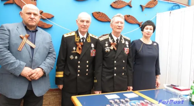 В Севастопольском дельфинарии прошло награждение медалью «70 лет освобождения Крыма и Севастополя от немецко-фашистских захватчиков»