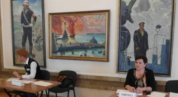 «Самое сильное потрясение в жизни». В Севастополе прошла особая выставка картин, книг и документов
