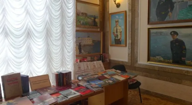 «Самое сильное потрясение в жизни». В Севастополе прошла особая выставка картин, книг и документов