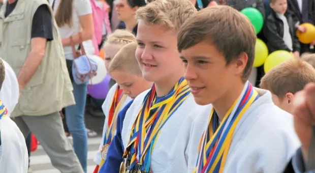 Продолжение традиций. В Севастополе 10-тысячным детским парадом отметили "День пионерии"