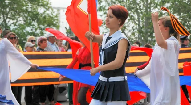 Продолжение традиций. В Севастополе 10-тысячным детским парадом отметили "День пионерии"