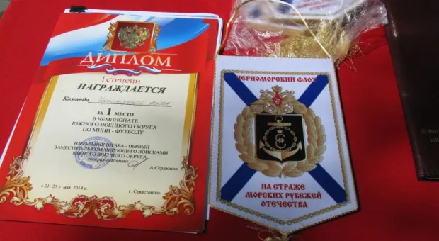 Командующий ЧФ поздравил сборную флота по футболу с победой на чемпионате ЮВО