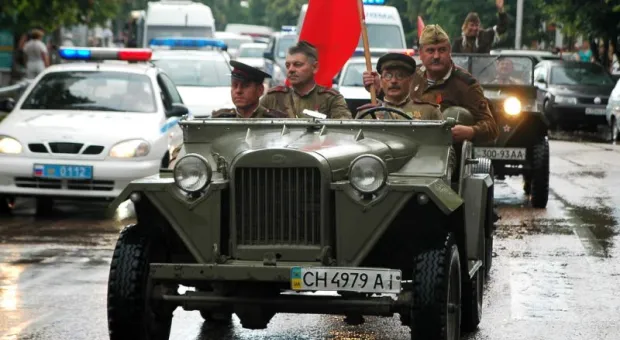 Традиционный парад униформистов в Севастополе стартовал под проливным дождем