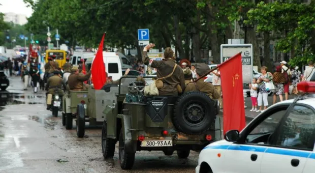 Традиционный парад униформистов в Севастополе стартовал под проливным дождем