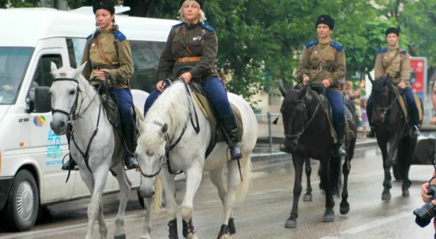 Традиционный парад униформистов в Севастополе стартовал под проливным дождем