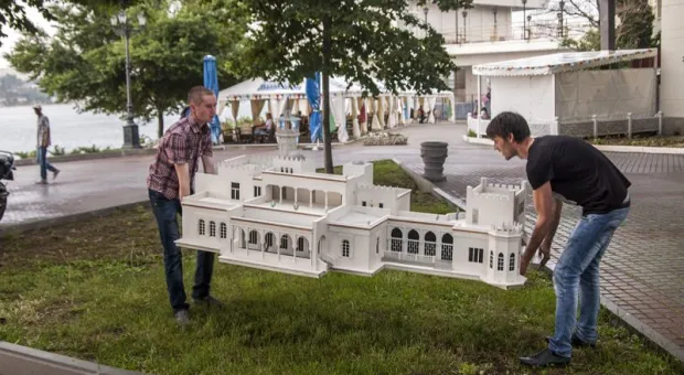 Часть коллекции "Крым в миниатюре" разместилась на Приморском бульваре в Севастополе. После экспонаты поедут в тур по России Часть коллекции "Крым в миниатюре" разместилась на Приморском бульваре в Севастополе. После экспонаты поедут в тур по России