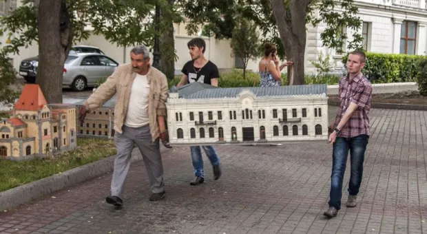 Часть коллекции "Крым в миниатюре" разместилась на Приморском бульваре в Севастополе. После экспонаты поедут в тур по России Часть коллекции "Крым в миниатюре" разместилась на Приморском бульваре в Севастополе. После экспонаты поедут в тур по России