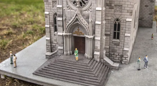 Часть коллекции "Крым в миниатюре" разместилась на Приморском бульваре в Севастополе. После экспонаты поедут в тур по России Часть коллекции "Крым в миниатюре" разместилась на Приморском бульваре в Севастополе. После экспонаты поедут в тур по России