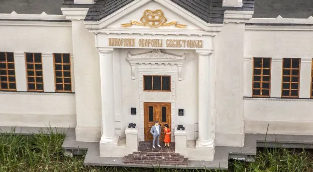 Часть коллекции "Крым в миниатюре" разместилась на Приморском бульваре в Севастополе. После экспонаты поедут в тур по России Часть коллекции "Крым в миниатюре" разместилась на Приморском бульваре в Севастополе. После экспонаты поедут в тур по России