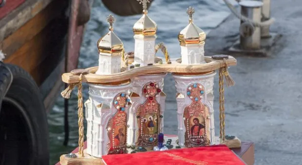 Дружина древнерусской ладьи «Славяна» преподнесла «севастопольскому воеводе» меч, а городу подарки. И отправилась в Сербию