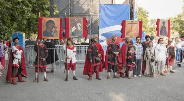 Дружина древнерусской ладьи «Славяна» преподнесла «севастопольскому воеводе» меч, а городу подарки. И отправилась в Сербию
