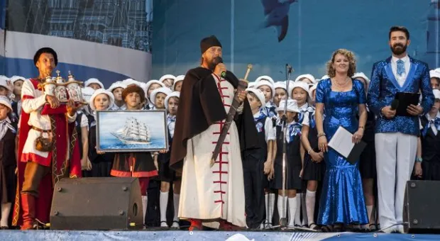 Дружина древнерусской ладьи «Славяна» преподнесла «севастопольскому воеводе» меч, а городу подарки. И отправилась в Сербию