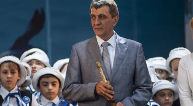 Дружина древнерусской ладьи «Славяна» преподнесла «севастопольскому воеводе» меч, а городу подарки. И отправилась в Сербию