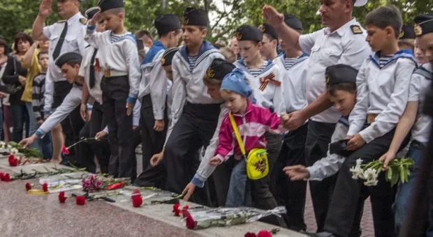 Жители Севастополя принесли к Вечному огню "Цветок жизни"