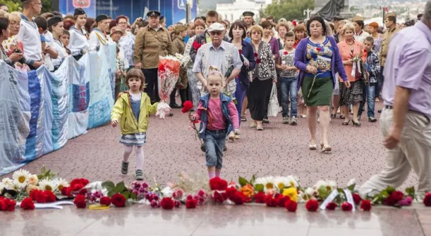 Жители Севастополя принесли к Вечному огню "Цветок жизни"