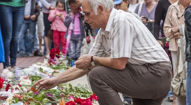 Жители Севастополя принесли к Вечному огню "Цветок жизни"