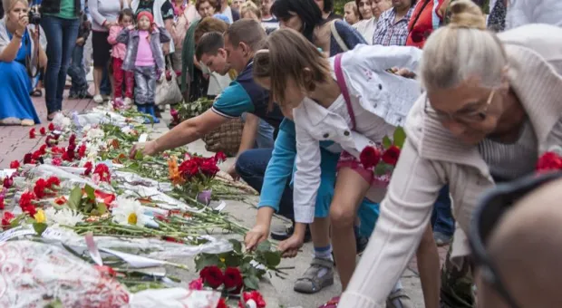 Жители Севастополя принесли к Вечному огню "Цветок жизни"