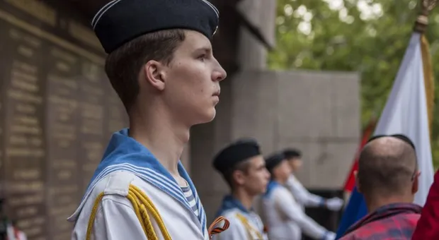 Жители Севастополя принесли к Вечному огню "Цветок жизни"