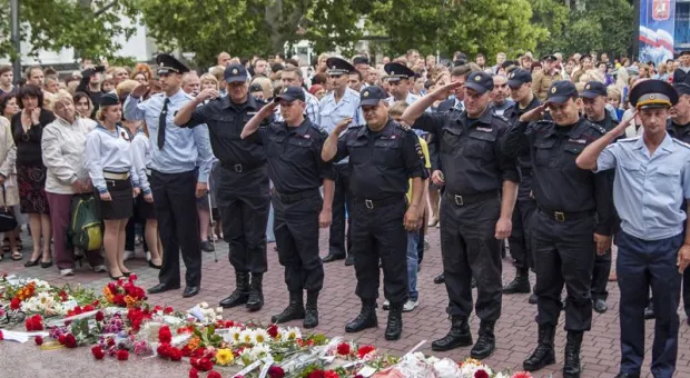 Жители Севастополя принесли к Вечному огню "Цветок жизни"