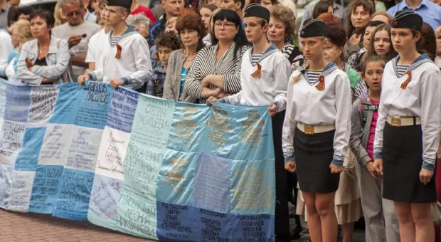 Жители Севастополя принесли к Вечному огню "Цветок жизни"
