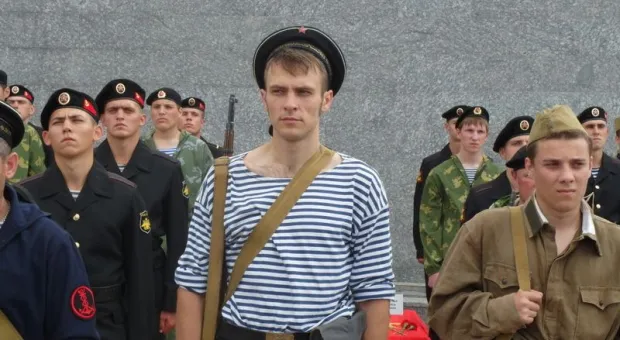 Взгляд в небо, по которому всё плыли облака