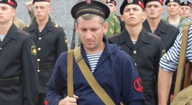 Взгляд в небо, по которому всё плыли облака