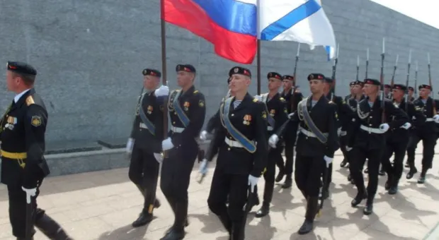Взгляд в небо, по которому всё плыли облака