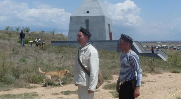 Взгляд в небо, по которому всё плыли облака