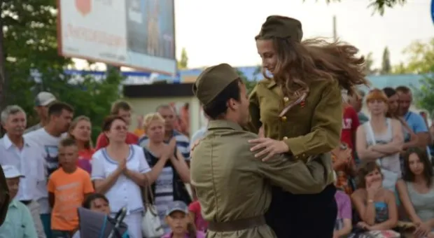 Военный вальс в День семьи. Напоминание о единстве