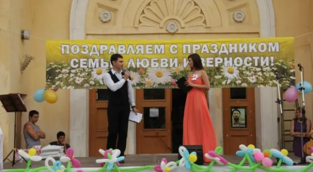 Военный вальс в День семьи. Напоминание о единстве