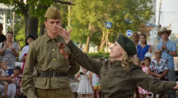 Военный вальс в День семьи. Напоминание о единстве