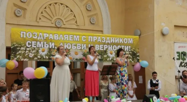 Военный вальс в День семьи. Напоминание о единстве