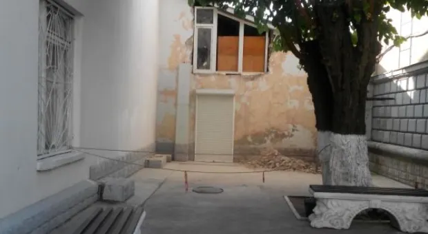 Кто-кто в теремочке живет? В Севастополе прорубают вход в глухой стене, выходящей на центральную улицу