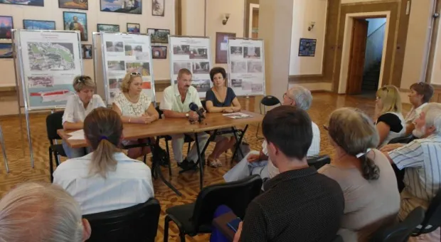 В Севастопольском центре культуры и искусства открылись общественные слушания о реконструкции Матросского бульвара