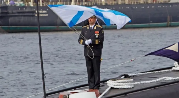 Подъем Андреевского флага на подводной лодке "Новороссийск"