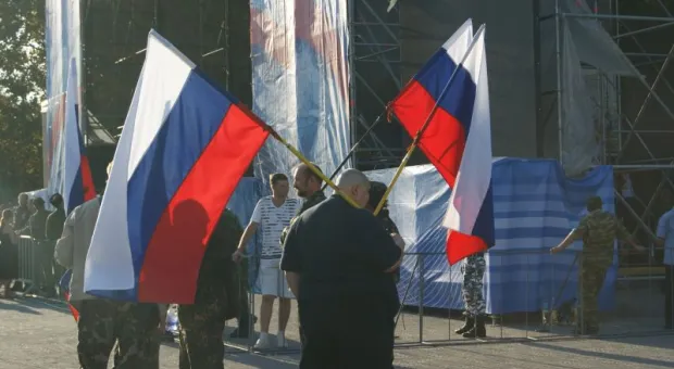 200 самооборонцев для защиты порядка и флаги ЛДПР. В Севастополе прошел концерт в честь Дня флага России