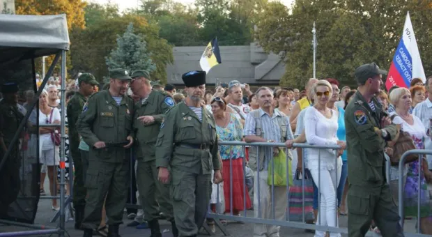 200 самооборонцев для защиты порядка и флаги ЛДПР. В Севастополе прошел концерт в честь Дня флага России
