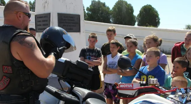 Полицейские и байкеры перед началом учебного года
посетили детский дом в Севастополе