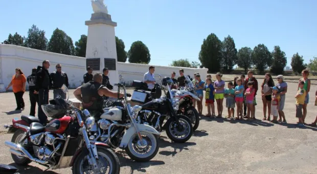 Полицейские и байкеры перед началом учебного года
посетили детский дом в Севастополе