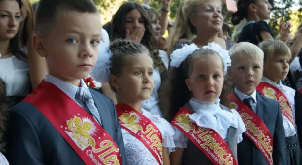 Черно-белые костюмы, цветы и английская речь. В специализированной школе № 43 встретили начало сентября