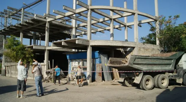 «Первый пошел». В Севастополе впервые снесли незаконное строение