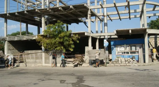 «Первый пошел». В Севастополе впервые снесли незаконное строение