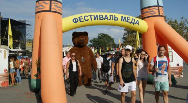 Бочки мёда для горожан. На главной площади Севастополя стартовал Всероссийский фестиваль «Медовый Спас»