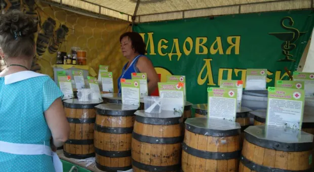 Бочки мёда для горожан. На главной площади Севастополя стартовал Всероссийский фестиваль «Медовый Спас»