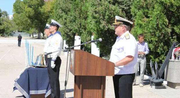 Корабельный колокол исправно отбивает склянки новой истории Черноморского ВВМУ имени П. С. Нахимова,
или Памятный подарок