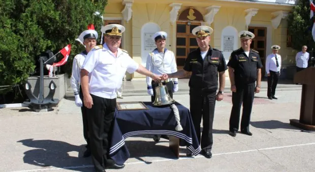 Корабельный колокол исправно отбивает склянки новой истории Черноморского ВВМУ имени П. С. Нахимова,
или Памятный подарок