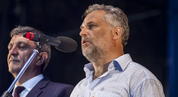 Чалый, Чалый, Чалый – скандируют севастопольцы… Однопартийцы Жириновского под натиском толпы уступают сцену… Звучат гимны Российской Федерации и Севастополя… Так начался митинг «Полгода в России», который завершился грандиозным концертом "Любэ"