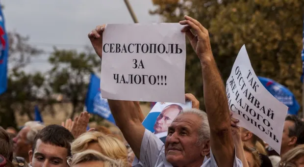 Чалый, Чалый, Чалый – скандируют севастопольцы… Однопартийцы Жириновского под натиском толпы уступают сцену… Звучат гимны Российской Федерации и Севастополя… Так начался митинг «Полгода в России», который завершился грандиозным концертом "Любэ"