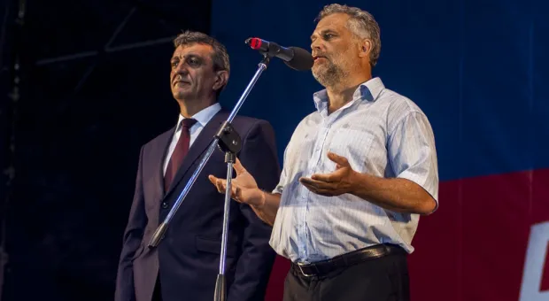 Чалый, Чалый, Чалый – скандируют севастопольцы… Однопартийцы Жириновского под натиском толпы уступают сцену… Звучат гимны Российской Федерации и Севастополя… Так начался митинг «Полгода в России», который завершился грандиозным концертом "Любэ"