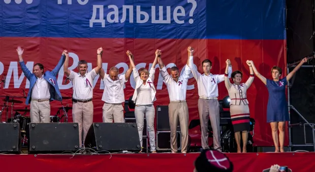 Чалый, Чалый, Чалый – скандируют севастопольцы… Однопартийцы Жириновского под натиском толпы уступают сцену… Звучат гимны Российской Федерации и Севастополя… Так начался митинг «Полгода в России», который завершился грандиозным концертом "Любэ"